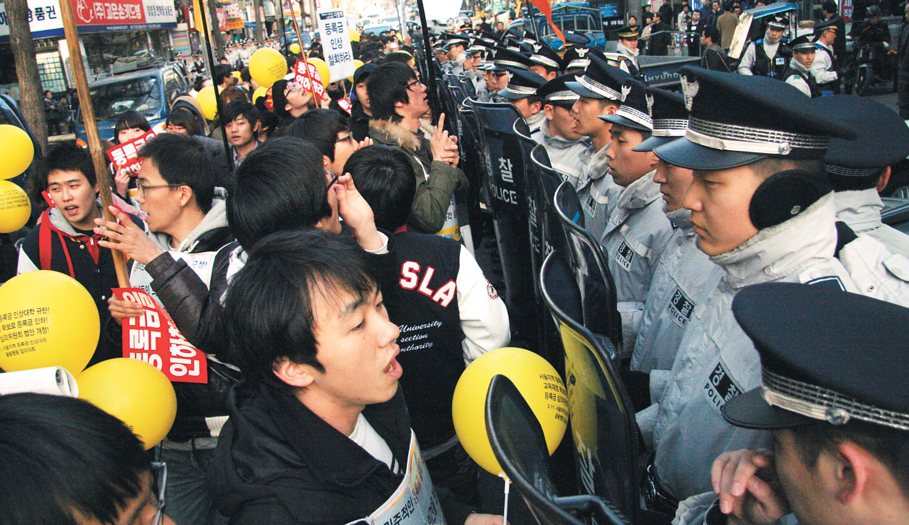 [1484호]대학생, 연대 통해 등록금 문제 알리다… 집회 도중 경찰과 충돌하기도 : jubo_20110315_701046168.jpg