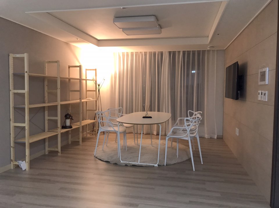 <국제>학교까지 걸어서 7분!! 시설 오지구요 관리 그뤠잇 가격착한 여성 쉐어하우스 더펜스 : 거실-최종.jpg